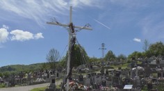 Netradičná socha Ježiša na cintoríne rozdelila dedinu. Niektorým prekáža, že je vyrobená z odpadu