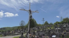 Netradičná socha Ježiša na cintoríne rozdelila dedinu. Niektorým prekáža, že je vyrobená z odpadu