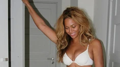 Beyoncé popiera tehotenstvo sexy fotkami v plavkách