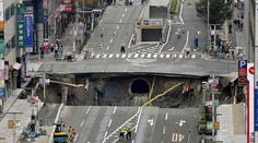 Na rušnej ceste sa prepadla zem, vznikol obrovský kráter