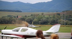 Pri Prievidzi sa priamo pred divákmi zrútilo lietadlo s tromi ľuďmi na palube