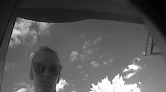 Žena sa nepriznala, že našla v bankomate stovky eur. Polícia už pozná jej totožnosť