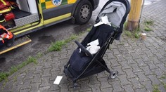 Nepozornosť sa mohla skončiť tragicky. Mladý vodič zrazil mamičku s dieťaťom v kočíku