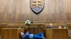 Piati exposlanci prídu pre obsadenie rokovacieho pultu o polovicu platu, rozhodol Kollár