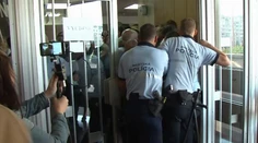 Búrlivý protest proti platenému parkovaniu v Košiciach. Zasiahla aj polícia