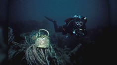 Objavuje príbehy, ktoré ostali ukryté pod hladinou. Jindřich pracuje ako vrakový potápač