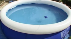 Skočil do bazéna šípku, už sa nevynoril. Rodine zostali oči pre plač