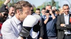 Fotky boxujúceho Macrona vyvolali zmiešané reakcie. Prirovnali ho k filmovému Rockymu Balboovi