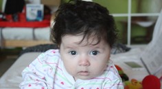 Rozkošné bábätko zo Žiliny rozveseľuje ľudí netradične dlhými vlasmi