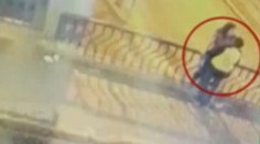 Bozk smrti na videu: Milenci spadli vo vášnivom objatí z mosta