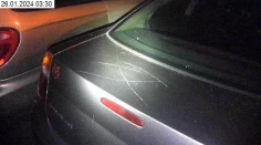 Opitý muž skákal po autách a kopal do nich. Nič zlé som nerobil, obhajoval sa