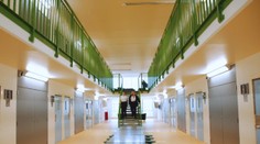 Anglická väznica budúcnosti: Väzňom dali kľúče od ciel, strážnici musia pred vstupom zaklopať