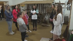 Medzi krojmi, pred návštevníkmi a skupinovo. Stredoškoláci z Prešova mali praktické maturity v múzeu