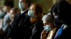 Omikron ukazuje svoju silu. Francúzsko aj Británia zaznamenali rekordné prírastky