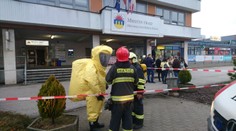 Ľudí z úradu v Košiciach evakuovali, prišlo im zle. Hasiči našli vrece s neznámou látkou