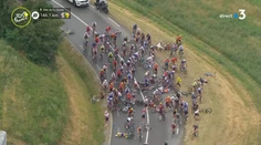 Hromadný pád na Tour the France. Až tretina pretekárov skončila na zemi