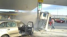 Bláznivý vodič vo veľkej rýchlosti zdemoloval stojan na pumpe