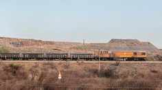 VIDEO: Desivý incident na železnici v Indii. Nikým neriadený vlak prešiel 70 km, zastavili ho s pomocou zábran