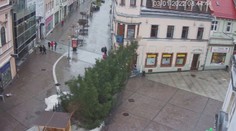 VIDEO: Kamery zachytili pád vianočného stromčeka v Ružomberku