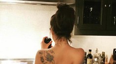 Lady Gaga v kuchyni: Hore bez, len s koreničkou v ruke