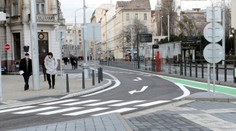 Žena prechádzala cez cestu so slúchadlami na ušiach, zrazili ju hneď dve autá