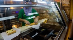 Muž sa nahneval, že mu pracovníčka stánku s občerstvením odmietla rozrezať bagetu na polovicu. Zaútočil ňou