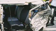 Tragická nehoda pri Lučenci. Spolujazdec (†20) zomrel v nemocnici, z auta zostal vrak