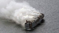 Poškodenú loď, na ktorej horeli autá, odtiahnu do prístavu