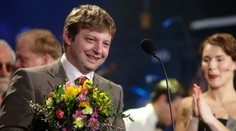 Mladého českého herca zasiahol v divadle elektrický prúd