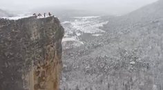 Šialený bungee jumping! Mladík sa istil o vlastnú kožu