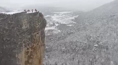 Šialený bungee jumping! Mladík sa istil o vlastnú kožu