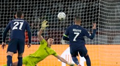 Rozhodca odporučil nariadiť kontroverznú penaltu. UEFA sa ho  rozhodla potrestať