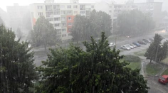 Hrozia búrky s krúpami. Meteorológovia varujú aj pred povodňou v piatich okresoch