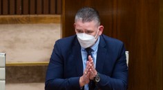 Minister vnútra Mikulec ostáva vo funkcii, opozícii sa nepodarilo ho odvolať