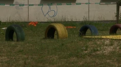 Z okna ubytovne vypadli malí súrodenci. Rodičia boli v práci