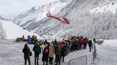 V zasneženom Zermatte stále pracujú na vyslobodení dovolenkárov, využiť mohli "letecký most"