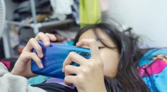 Tínedžerka z rodinného sporiaceho účtu minula 60-tisíc na hry na telefón. Ostalo na ňom 7 centov