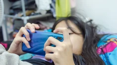 Tínedžerka z rodinného sporiaceho účtu minula 60-tisíc na hry na telefón. Ostalo na ňom 7 centov
