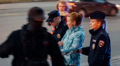 Na úrad pre nábor hodili Molotovov koktail, v Rusku zatkli cez tisíc protestujúcich proti mobilizácii