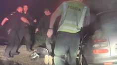 Policajtov, ktorí dokopali mladé dievča, neprepustili. Zistili sme, kde pracujú