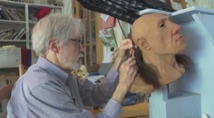 Je umelec a vedec zároveň. Muž vytvára dokonalé podobizne pravekých ľudí