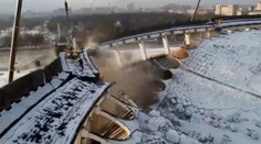 VIDEO: Dron nakrútil kolaps budovy v Petrohrade. Robotník nestihol vyskočiť na plošinu