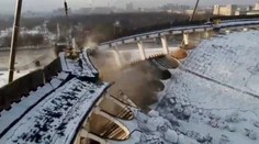VIDEO: Dron nakrútil kolaps budovy v Petrohrade. Robotník nestihol vyskočiť na plošinu