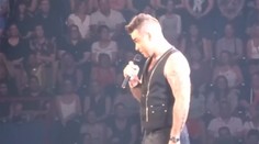 Robbie Williams prosil fanúšikov. Toto nedávajte na YouTube