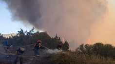 V Grécku varujú pred meltemi. Hrozí vysoké riziko požiarov