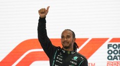 Hamiltom zvíťazil v Katare a dotiahol sa na Verstappena