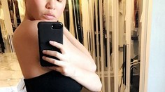 Chrissy Teigen ukázala bruško. Tehotenské črty už nezakryje