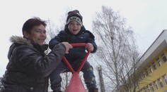 Otec, ktorý mal zmrzačiť vlastného syna (4), sa postavil pred súd. Vinu vytrvalo odmieta