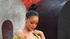 Nelichotivý pohľad na Rihannu. Čo to má s prsníkom?