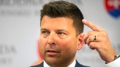 Borguľa vystupuje z klubu Sme rodina, Krošlák zahlasuje za pád vlády
